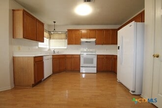 5211 James Loop in Killeen, TX - Foto de edificio - Building Photo