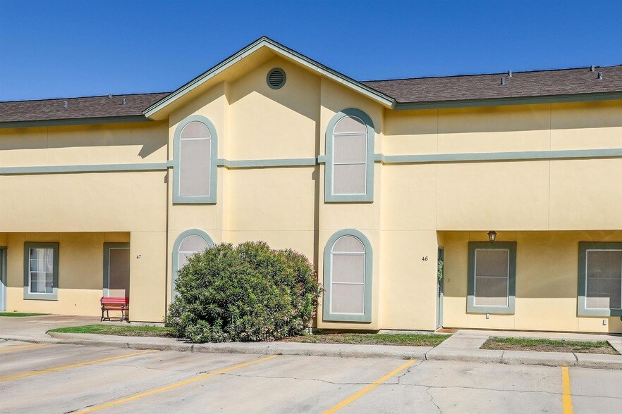 1000 Ranchway Dr in Laredo, TX - Building Photo