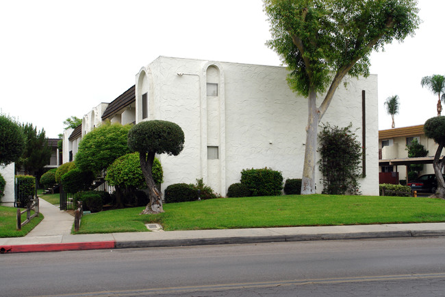 Monterey Manor in Escondido, CA - Building Photo - Building Photo