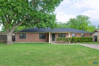 1405 Oak Park Ln in Salado, TX - Building Photo - Building Photo