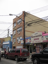 43-12 104th St in Flushing, NY - Foto de edificio - Building Photo