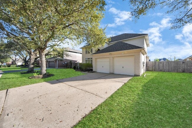323 N Esplanade Ln in Stafford, TX - Building Photo - Building Photo