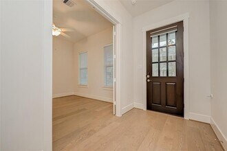 10 Thorpe Ln in Spring, TX - Foto de edificio - Building Photo