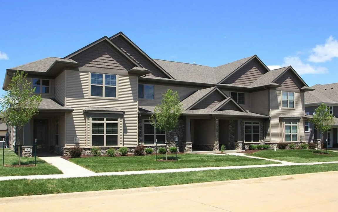 746 Arch Rock Rd in Iowa City, IA - Foto de edificio