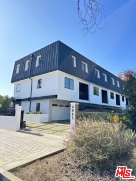 4805 Matilija Ave in Los Angeles, CA - Building Photo