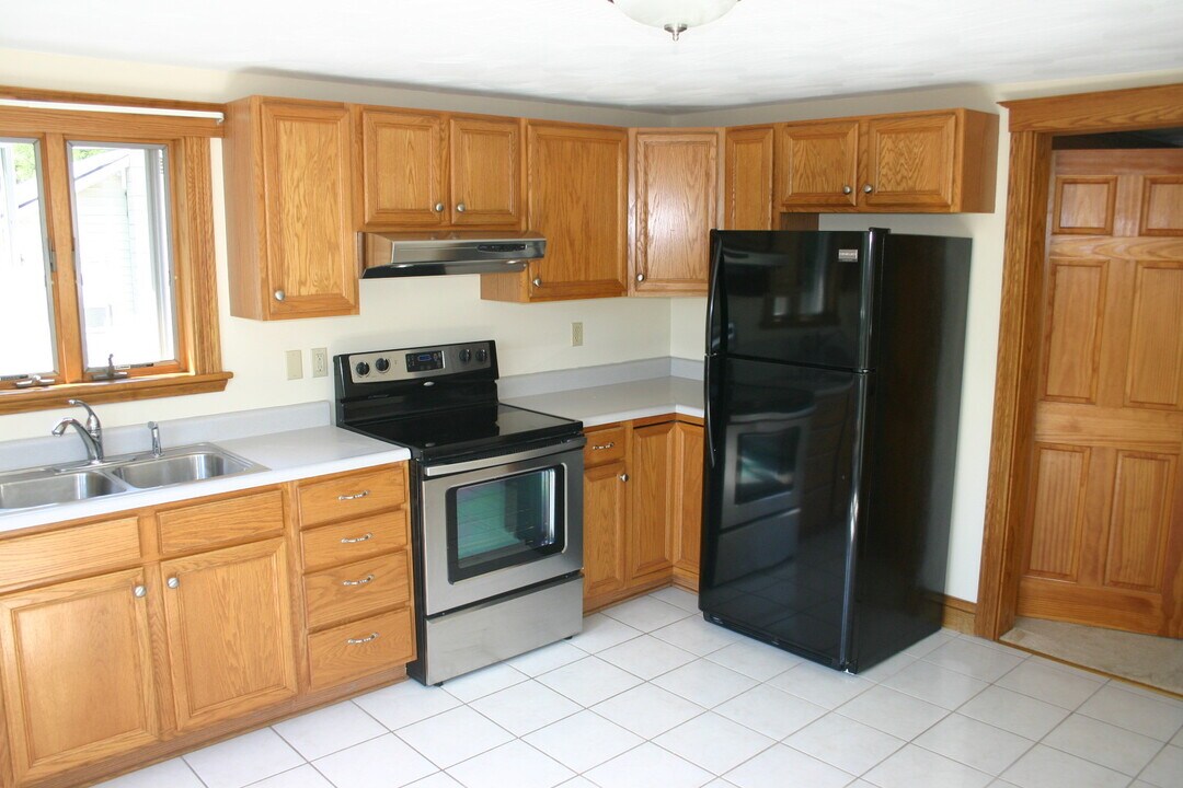 11 Grove St, Unit 11 Grove St 2ed floor in Geneva, NY - Building Photo