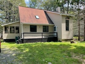 2141 Rosemont Dr in Tobyhanna, PA - Building Photo