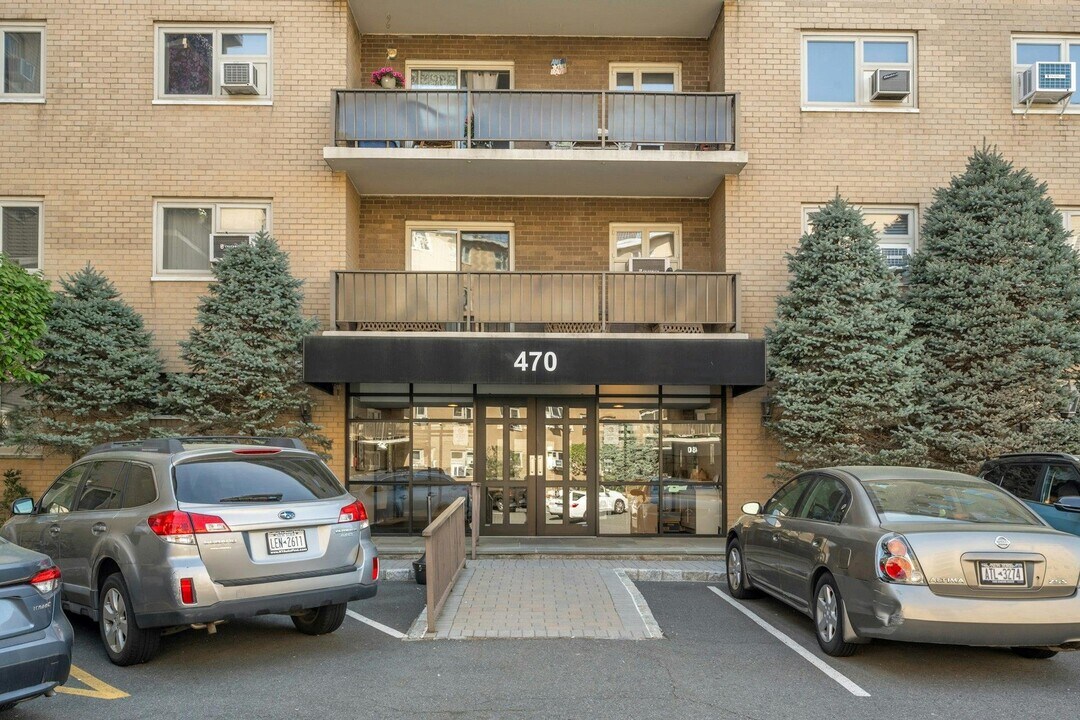 470 Halstead Ave in Harrison, NY - Building Photo