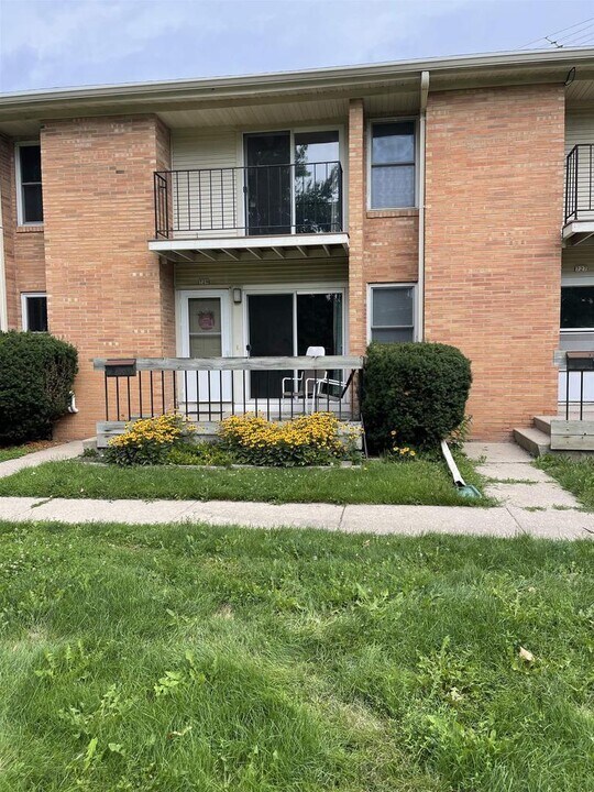 731 W 9th Ave, Unit 731 w 9th in Oshkosh, WI - Building Photo
