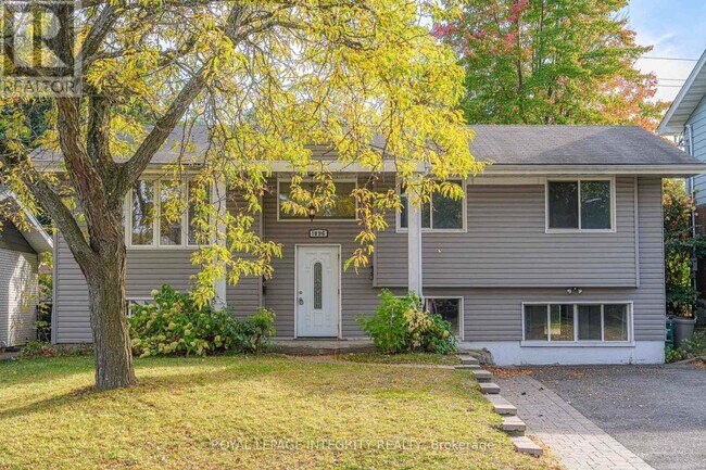 1896 Featherston Dr in Ottawa, ON - Building Photo - Building Photo
