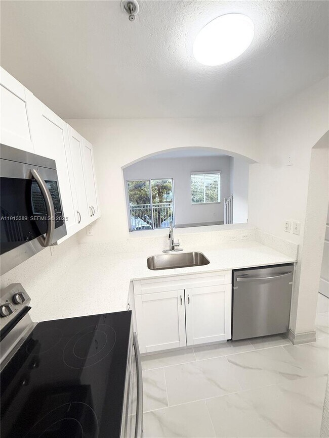 7991 NW 8th St in Miami, FL - Foto de edificio - Building Photo