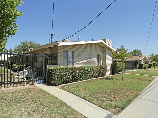 4525 E Sierra Madre Ave in Fresno, CA - Building Photo - Building Photo