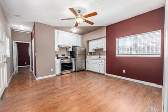730 W 73rd St in Los Angeles, CA - Building Photo - Interior Photo
