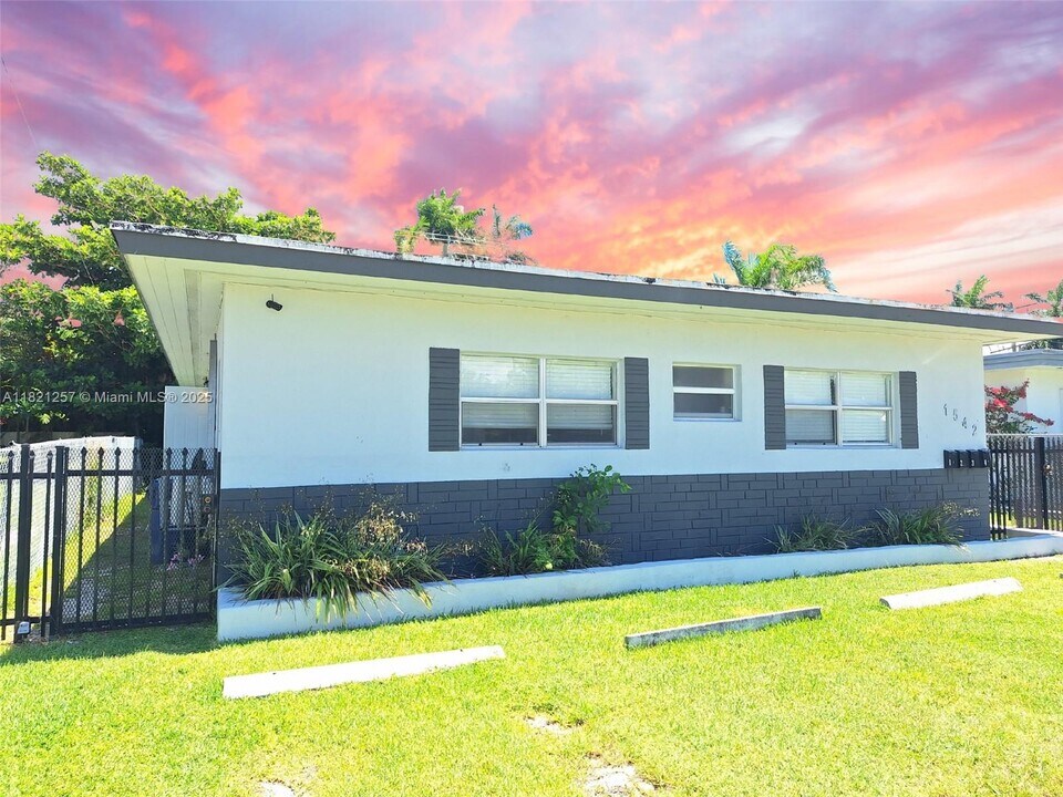 1542 NE 109th St in Miami, FL - Building Photo