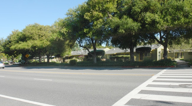 Saratoga Court in Saratoga, CA - Foto de edificio - Building Photo