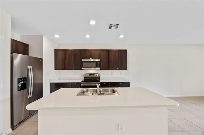 15484 Wildflower Cir in Naples, FL - Foto de edificio - Building Photo