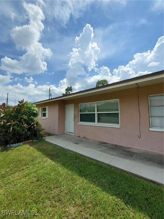 13847 First St in Ft. Myers, FL - Building Photo