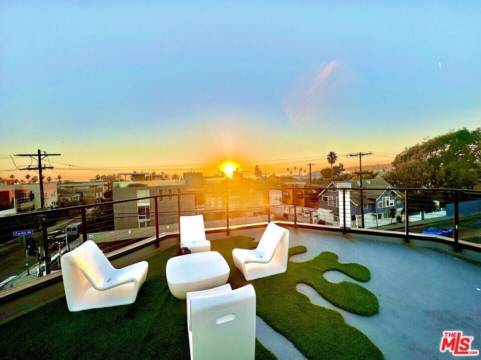 822 Pacific Ave in Los Angeles, CA - Building Photo