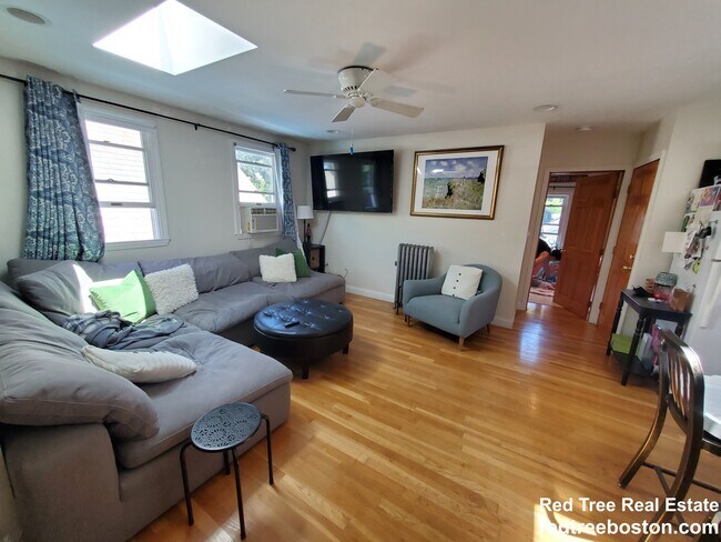 24 Burnham St, Unit 3 in Somerville, MA - Building Photo - Building Photo
