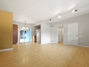 16504 NE 13th St in Bellevue, WA - Building Photo - Building Photo