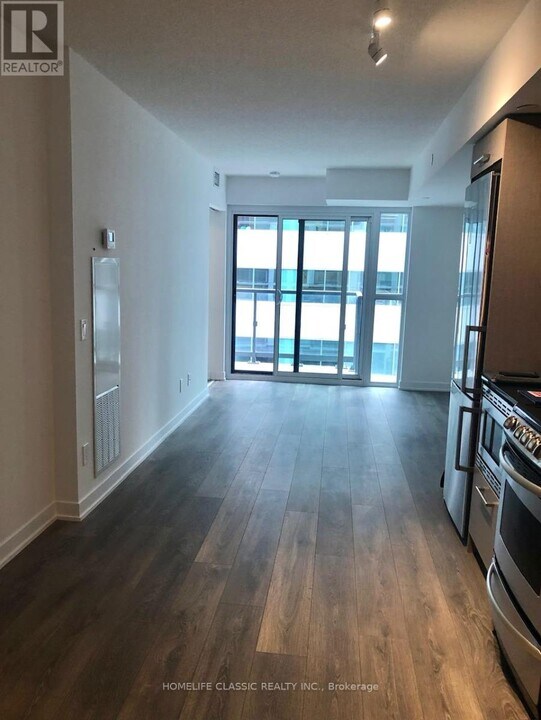 87-987 Peter St in Toronto, ON - Building Photo