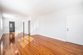 330 84th St in Miami Beach, FL - Foto de edificio - Building Photo