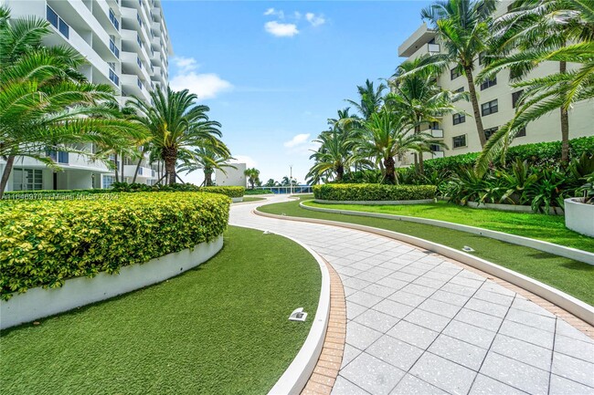 1425 Collins Ave, Unit 548 in Miami Beach, FL - Foto de edificio - Building Photo