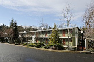 Lake Village in Portland, OR - Foto de edificio - Building Photo