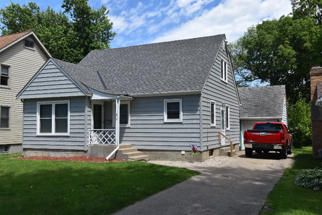 813 S Prairie Ave in Fairmont, MN - Foto de edificio - Building Photo