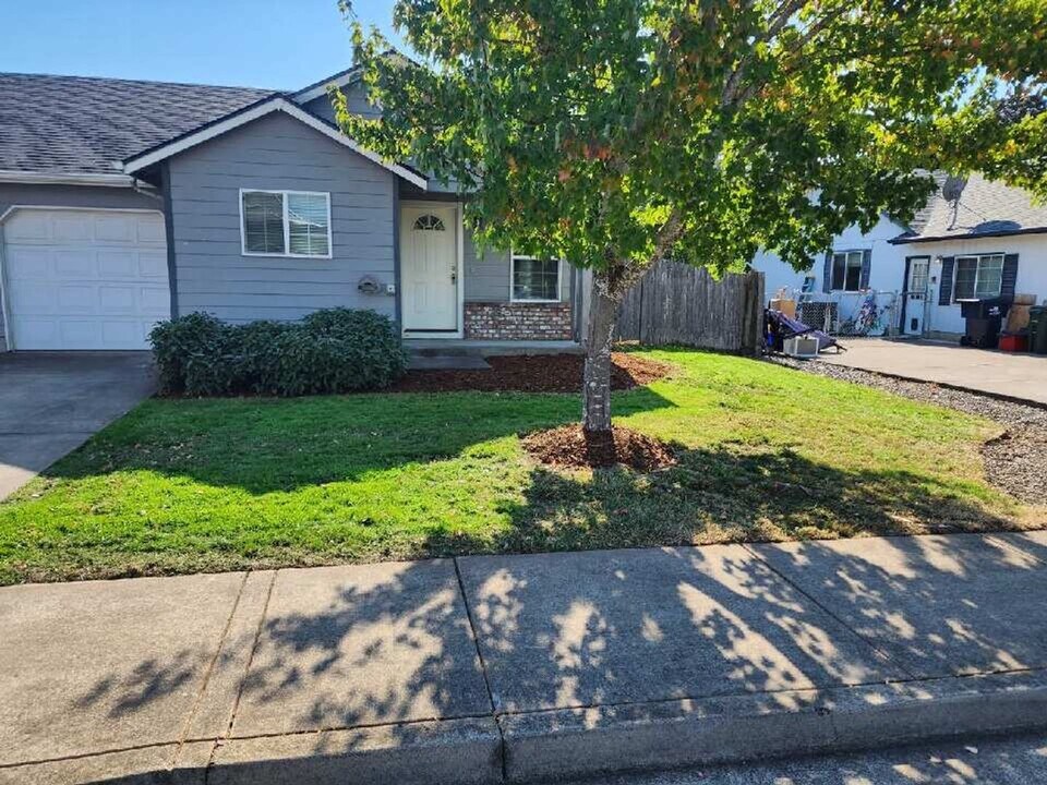 115 Blue Jay Loop in Creswell, OR - Foto de edificio