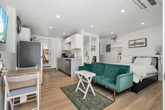 825 Calle de Arboles in Redondo Beach, CA - Foto de edificio - Building Photo