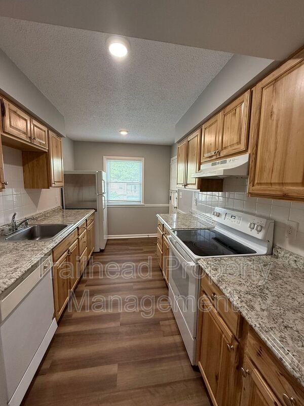 8440 Newton St in Overland Park, KS - Building Photo - Building Photo