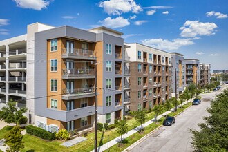 Circuit in Houston, TX - Foto de edificio - Building Photo
