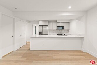 1750 N Van Ness Ave in Los Angeles, CA - Building Photo - Building Photo