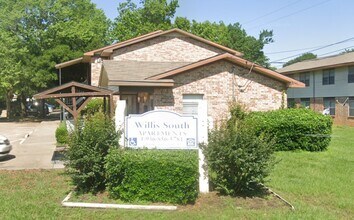 203 E Watson St in Willis, TX - Building Photo - Building Photo