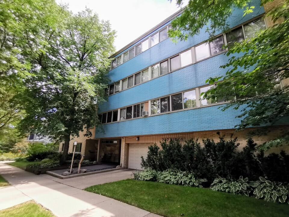 737 Ridge Ave in Evanston, IL - Foto de edificio