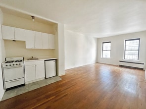 942 1st Ave in New York, NY - Foto de edificio - Building Photo