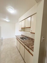 6570-6570 Burlington Ave in Burnaby, BC - Building Photo