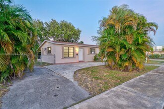 1291 NE 207th St in Miami, FL - Building Photo - Building Photo