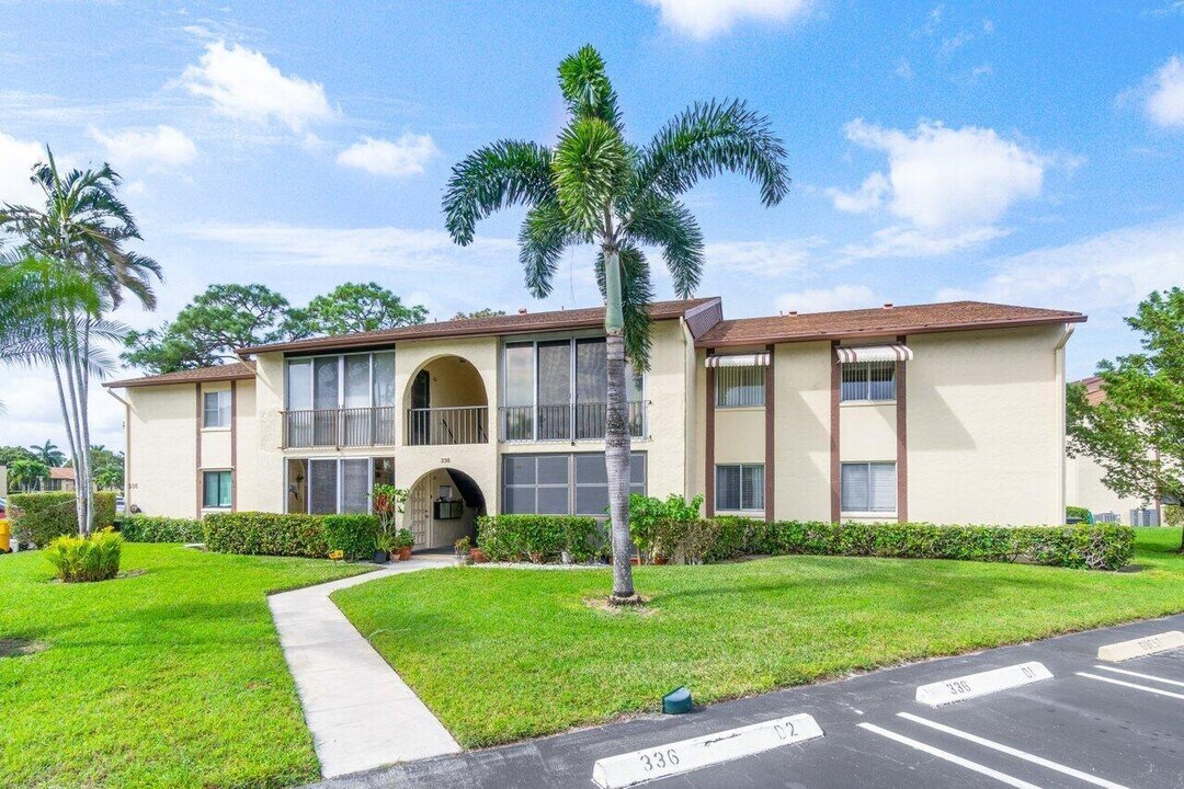 336 Knotty Pine Cir in Greenacres, FL - Foto de edificio