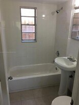 5600 NW 7th Ct, Unit 17 in Miami, FL - Building Photo