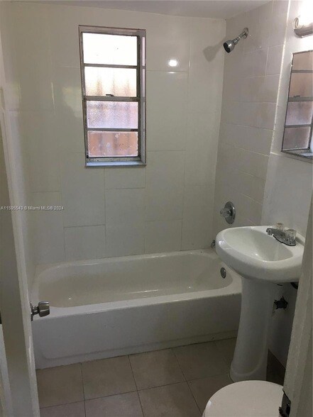 5600 NW 7th Ct, Unit 17 in Miami, FL - Building Photo