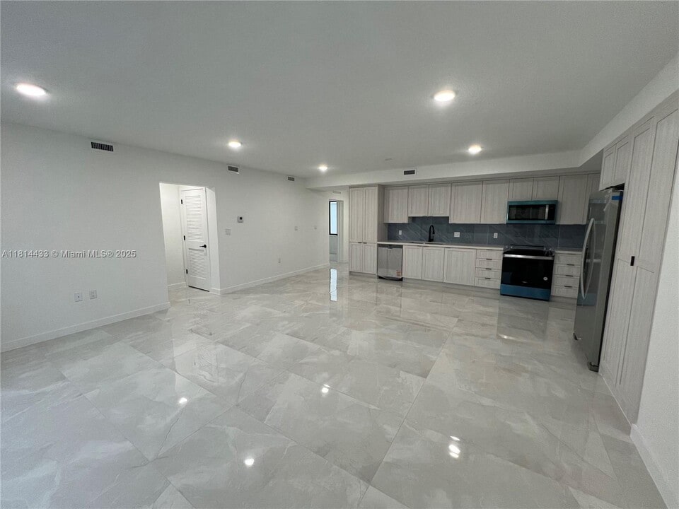 14617 SW 262nd St in Naranja, FL - Building Photo