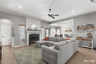 2103 E Hunters Glen in Wichita Falls, TX - Building Photo - Building Photo