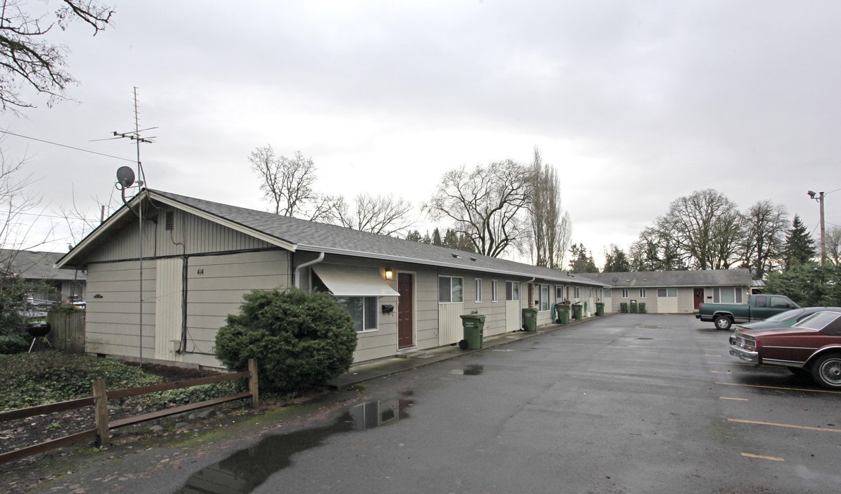 414 W Third St in Newberg, OR - Foto de edificio