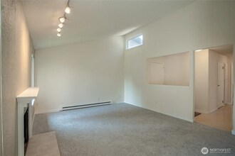 12617 NE 130th Way in Kirkland, WA - Building Photo - Building Photo