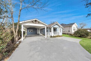 215 St Charles Dr in Crosby, TX - Building Photo