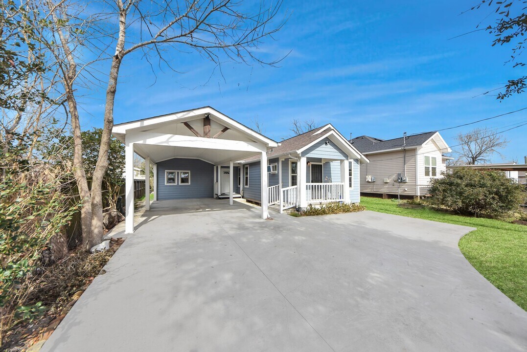 215 St Charles Dr in Crosby, TX - Building Photo