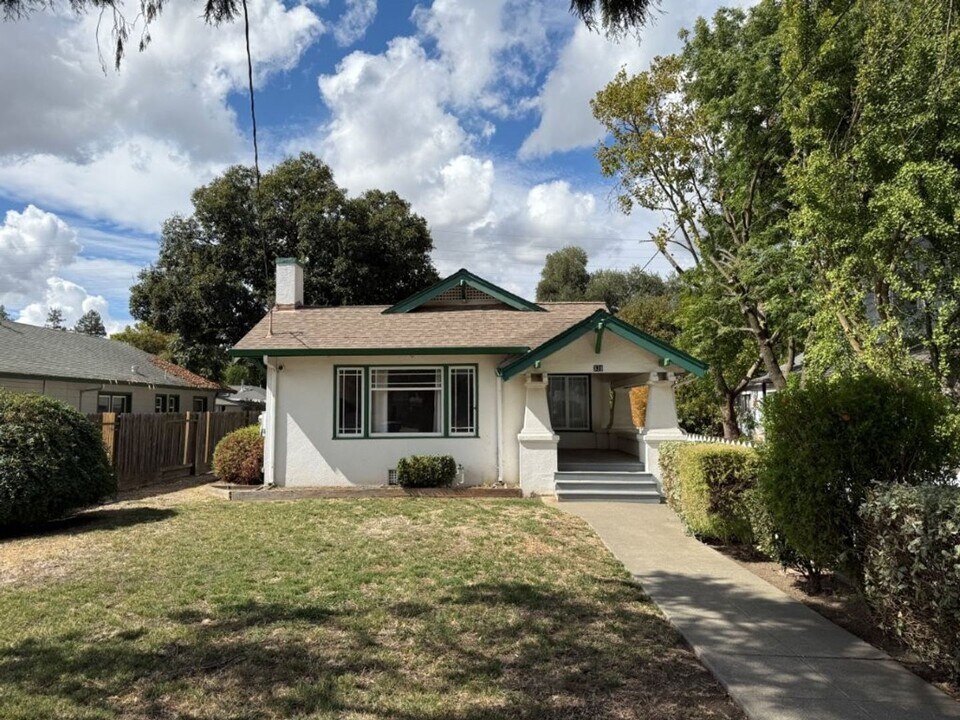 339 N Jefferson St in Dixon, CA - Building Photo