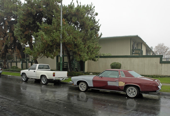 1434 E Griffith Way in Fresno, CA - Foto de edificio - Building Photo